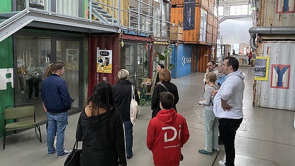 Teilnehmende einer Führung im Inneren des Perfekt Futur Gründerzentrums