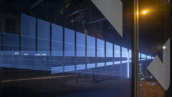 Lichtreflexionen auf einem Schaufenster