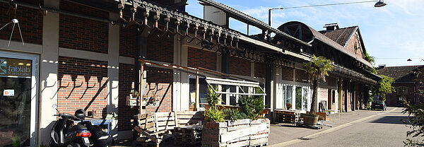 Außenansicht eines Industrie-Backsteingebäudes