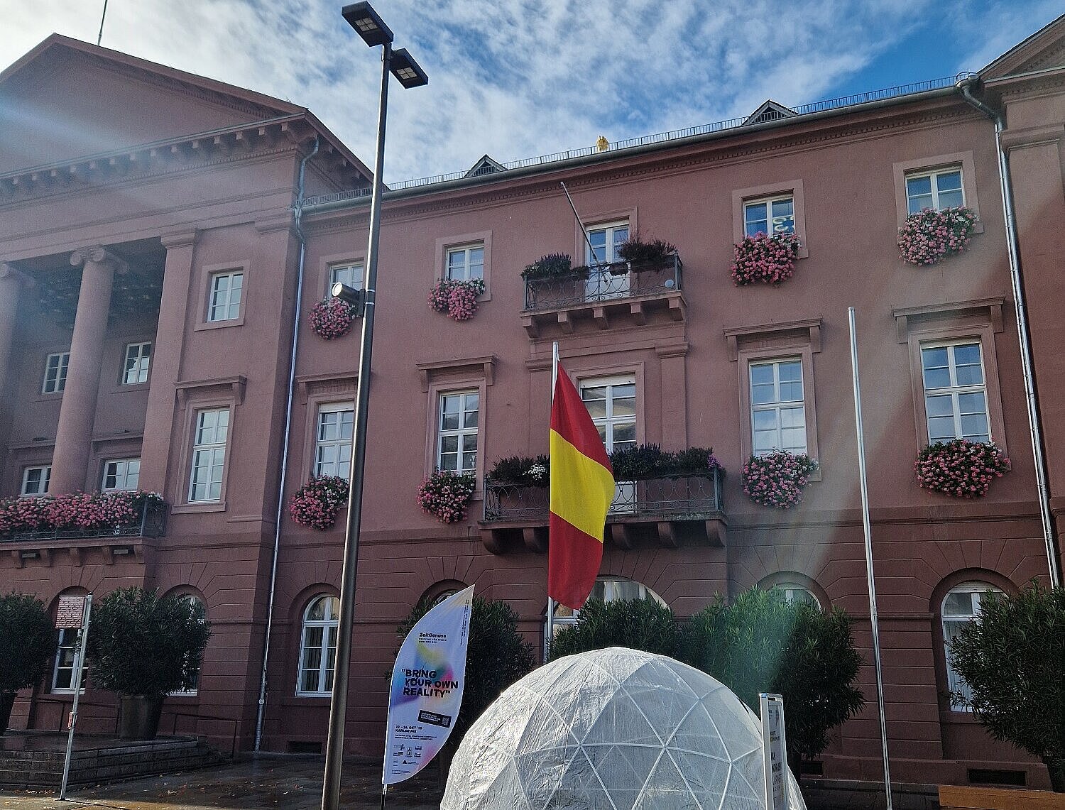 ZeitGenuss 2025 - Kuppelzelt vor dem Rathaus