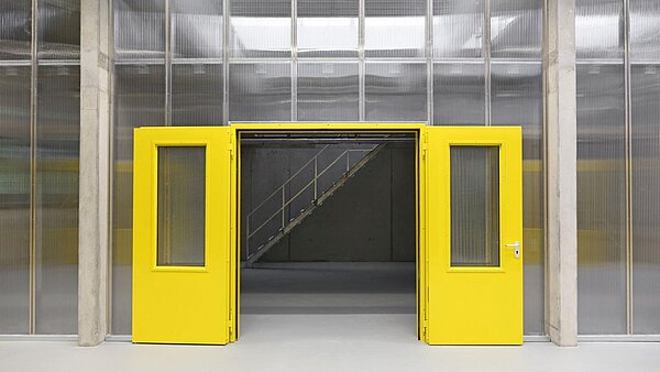 Große gelbe Eingangstüren zu den Großmarkthalle Modulateliers Alter Schlachthof