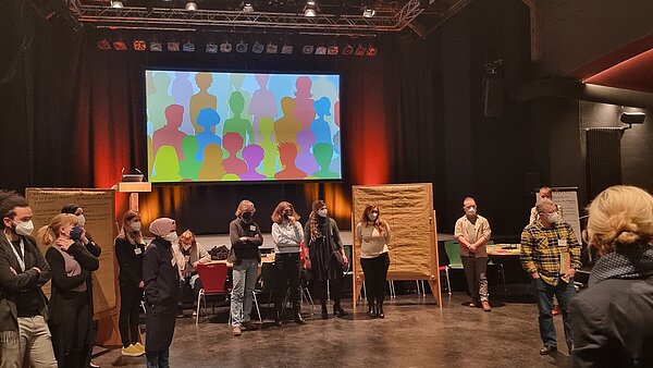 Teilnehmende des Runden Tisch Antirassismus / Antidiskriminierung im Kulturzentrum Tollhaus am 4. April 2022 im Kreis stehend