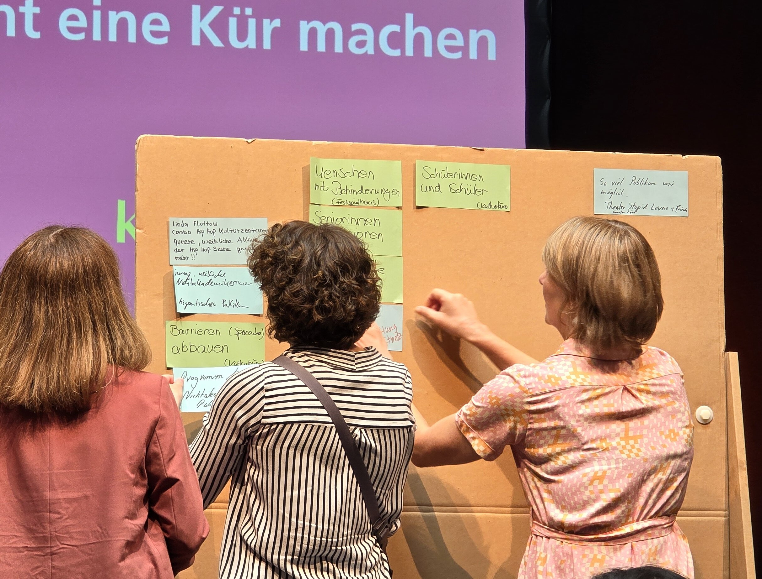 Kulturwerkstatt 2024, drei Teilnehmerinnen vor einer Pinnwand