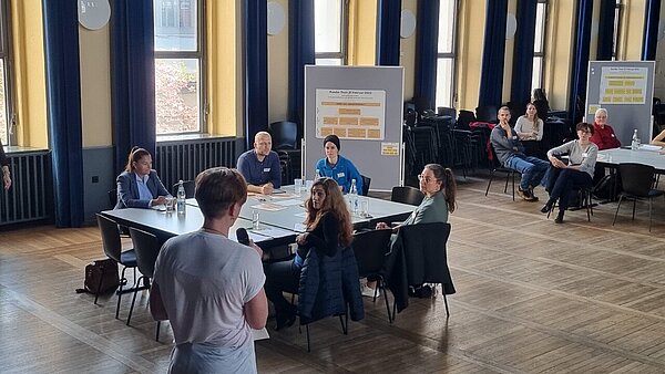 Aufnahme des Runden Tisch Antirassismus / Antidiskriminierung am 03. Mai 2023 mit Teilnehmenden an Gruppentischen