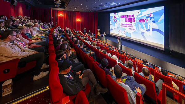 Voll besetzter Kinosaal mit dem Logo der Independent Days auf der Leinwand