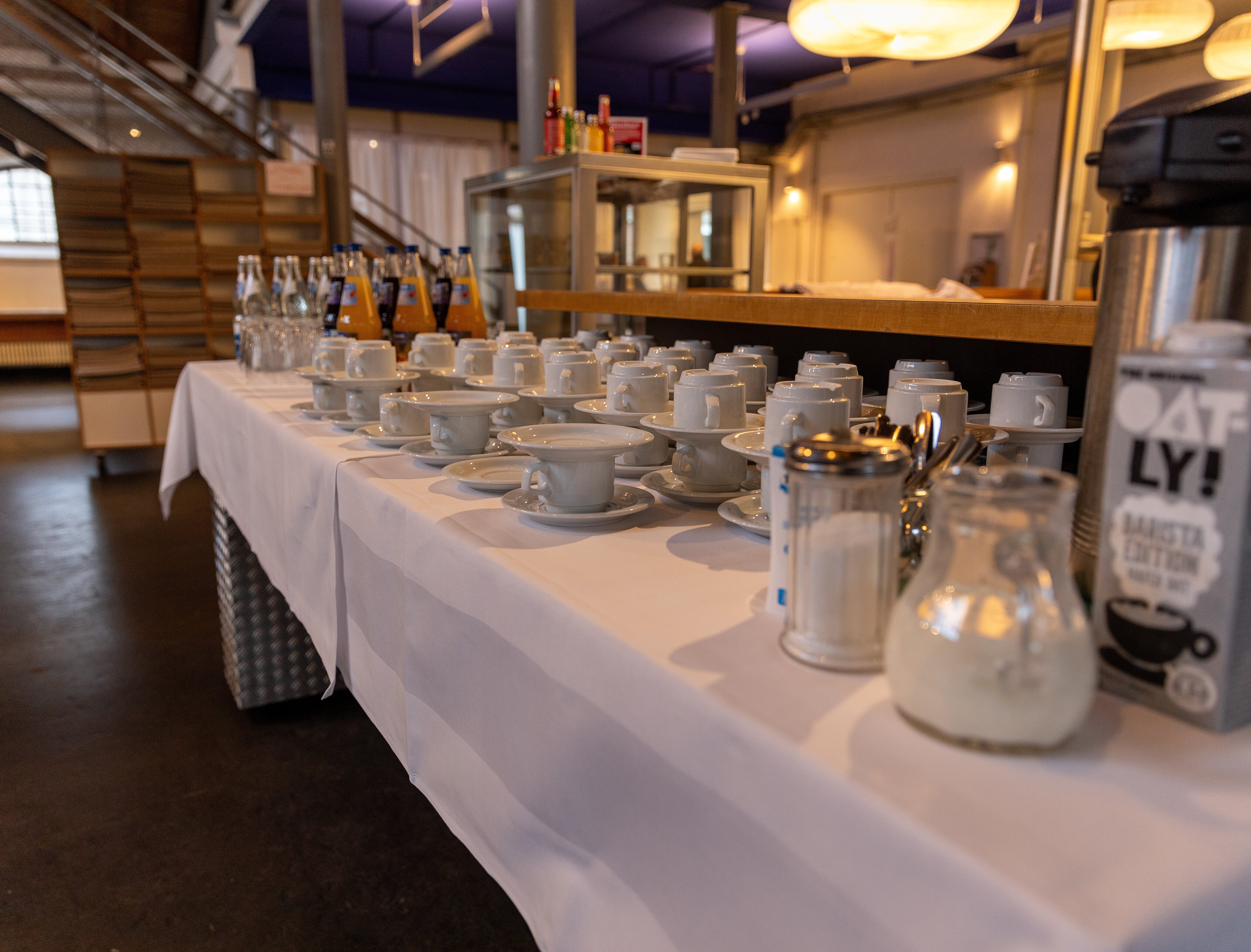 Tisch mit Kaffee-Geschirr