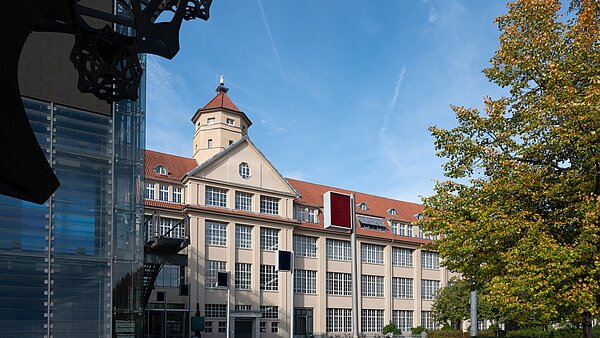 Außenansicht des ZKM-Gebäudes und Gelände