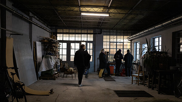 Personen in einem dunklen Hinterhof