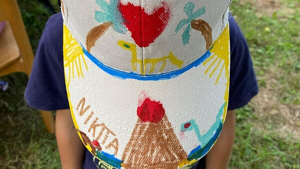 Draufsicht auf eine bemalte Kindemütze