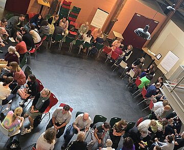 Teilnehmende im Stuhlkreis im Foyer des Kulturzentrums Tollhaus bei der Kulturwerkstatt Juni 2024