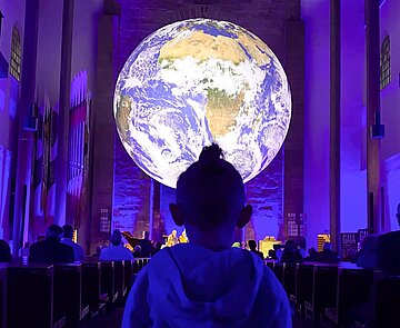 GAIA von Luke Jerram in der Evangelischen Stadtkirche