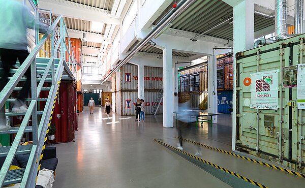 Innenansicht des Perfekt Futur Gründerzentrums mit Überseecontainer, die als Büro dienen