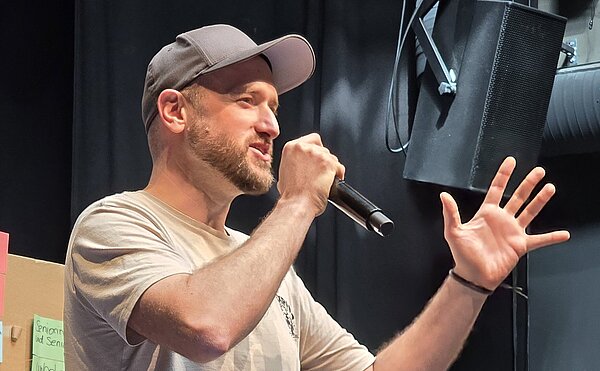 Ben_Bohnert_zieht ein Tagesfazit bei der Kulturwerkstatt als Rap