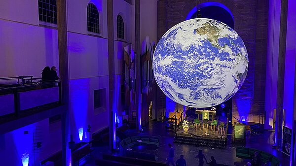 GAIA von Luke Jerram, Evangelische Stadtkirche