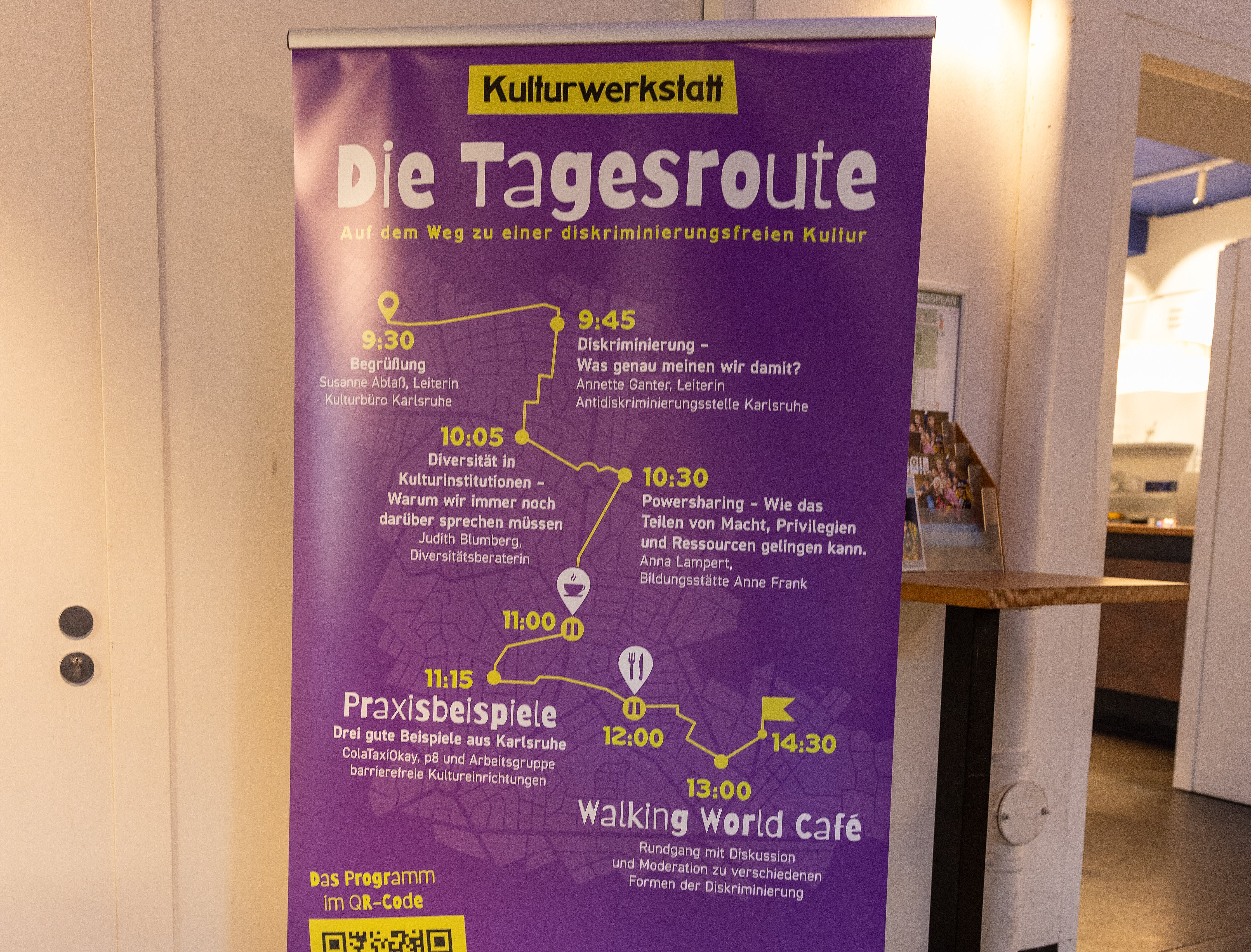 Lila Plakat mit Programmablauf